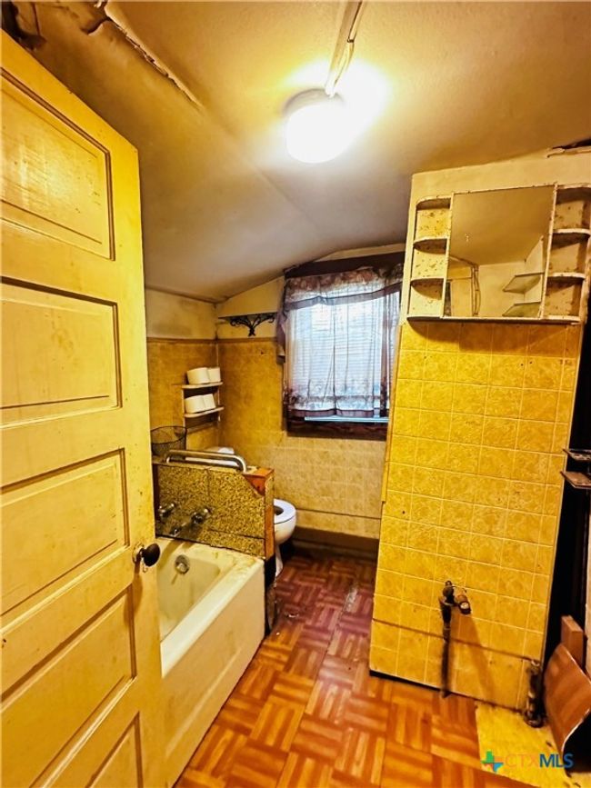 201 Maple St, House other with 3 bedrooms, 1 bathrooms and null parking in Yoakum TX | Image 9