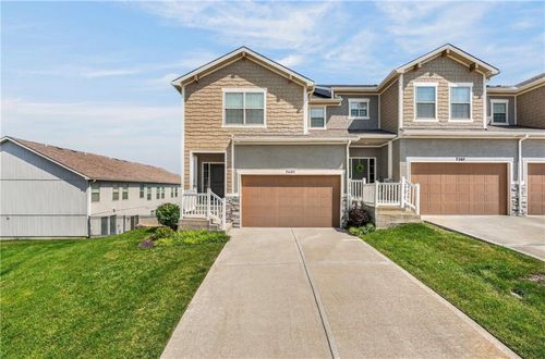 7401 Aaron St, Parkville, MO, 64152-8769 | Card Image