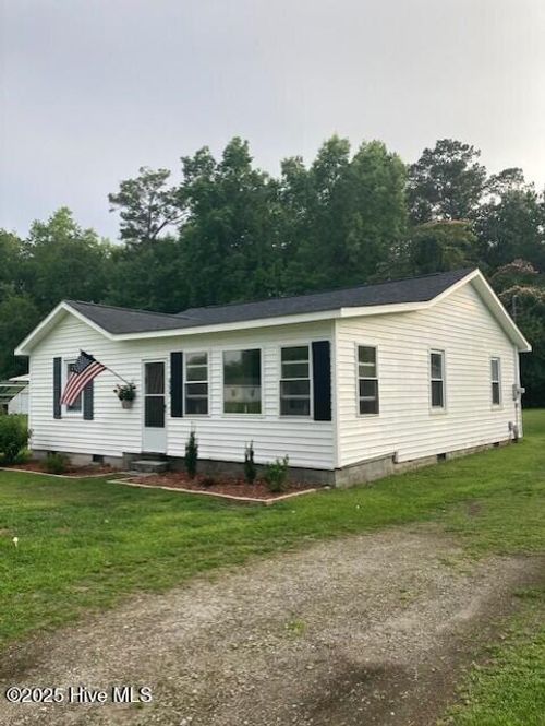 604 Laroque Ave, Maysville, NC, 28555-9011 | Card Image