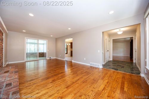 30830 Lincolnshire E, Beverly Hills, MI, 48025-4758 | Card Image