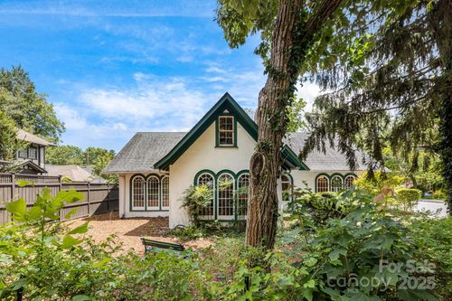 520 Valley St, Hendersonville, NC, 28739-4132 | Card Image