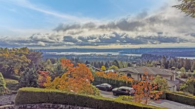 985 King Georges Way, House other with 5 bedrooms, 3 bathrooms and 6 parking in West Vancouver BC | Image 1