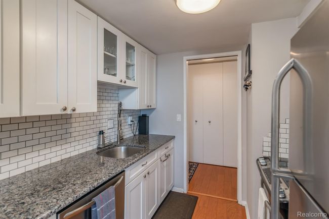 APT-1403 - 8200 E Jefferson Ave, Condo with 2 bedrooms, 2 bathrooms and null parking in Detroit MI | Image 8