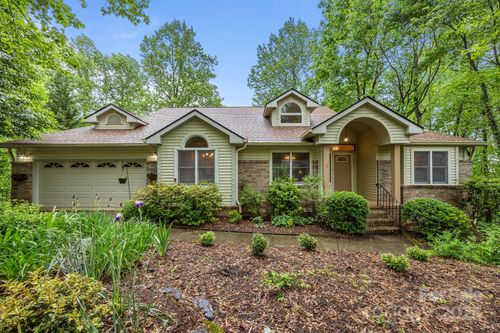 5 Governors Dr, Hendersonville, NC, 28791-1370 | Card Image