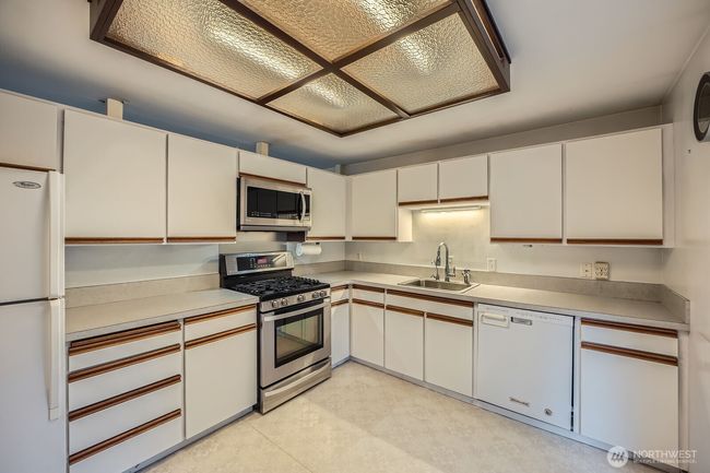 Perfectly sized kitchen without all the extra! Very well maintained. Keep it as-is or update to your liking - the possibilities are endless! | Image 16
