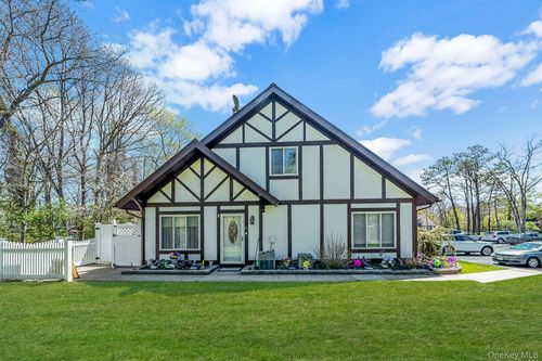 71 Crystal Rock Ct, Middle Island, NY, 11953-1606 | Card Image