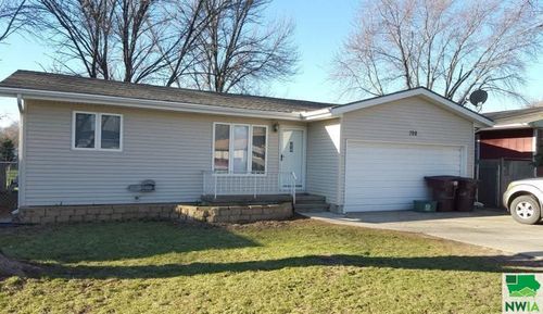 708 E 15th St, South Sioux City, NE, 68776-2412 | Card Image