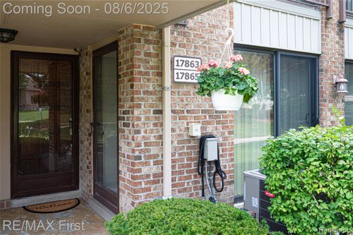 17865 University Park Dr, Livonia, MI, 48152-2645 | Card Image