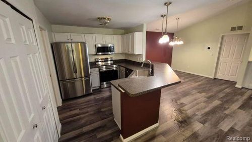 5203 Chesapeake Cir, Walled Lake, MI, 48390-5900 | Card Image