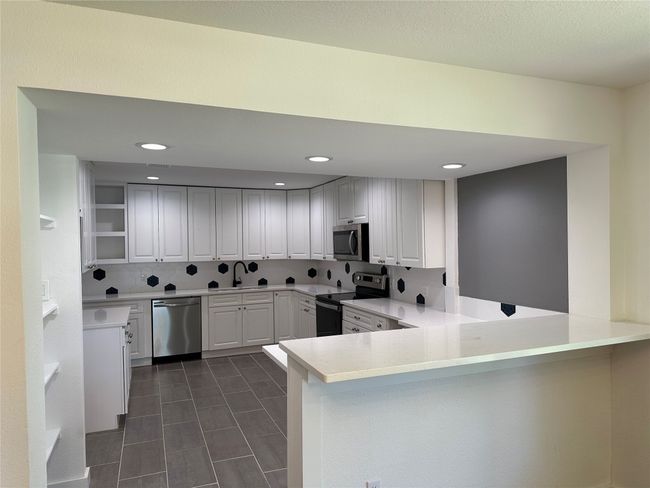 561 S Chambers St, House other with 3 bedrooms, 4 bathrooms and 2 parking in Giddings TX | Image 4