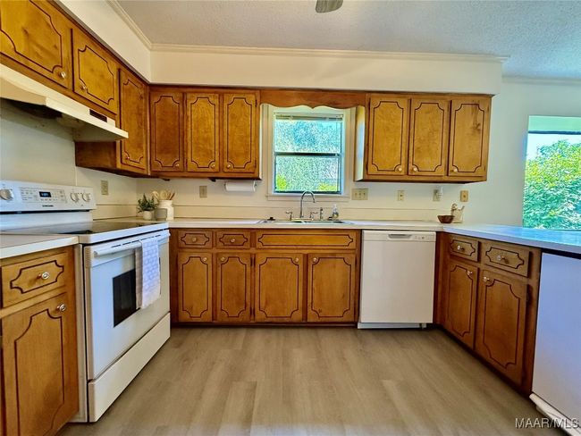 Lots of counter space | Image 12