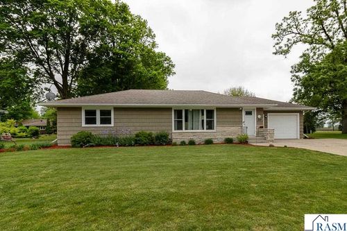 360 N Park Ave, Le Center, MN, 56057-1422 | Card Image