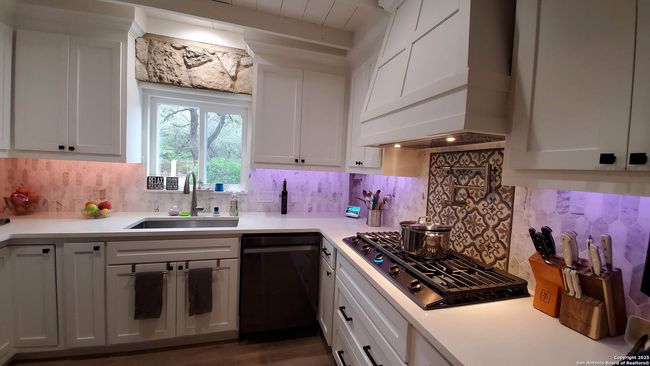 9810 Park Dr, House other with 2 bedrooms, 3 bathrooms and null parking in Helotes TX | Image 19