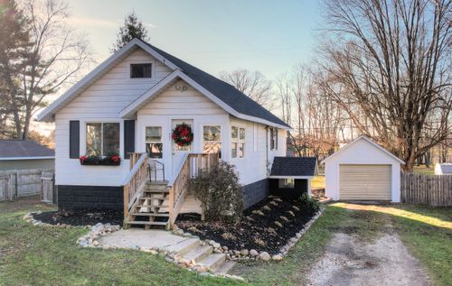 407 Selby St, Hopkins, MI, 49328-9556 | Card Image