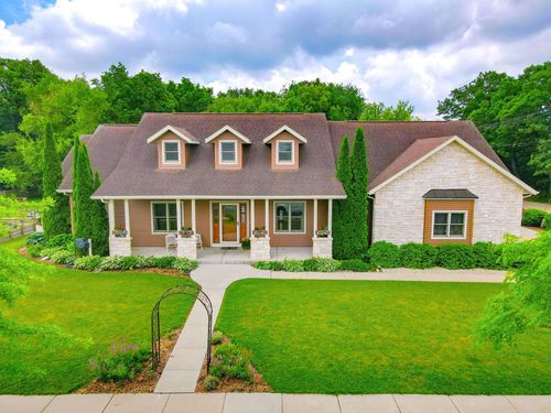 401 Highland Rd, Cambridge, WI, 53523-9313 | Card Image