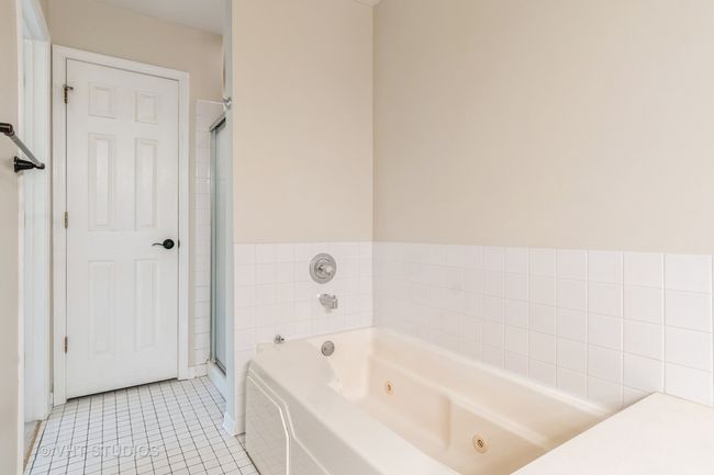 1245 - 1245 Rhodes Ln, Condo with 2 bedrooms, 1 bathrooms and 1 parking in Naperville IL | Image 16