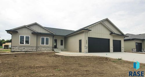2301 S Red Oak Ave, Sioux Falls, SD, 57110-6904 | Card Image