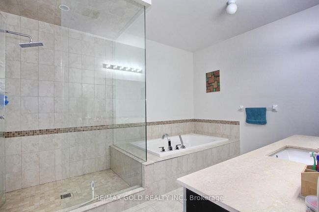 14 Ladbrook Cres, House other with 7 bedrooms, 5 bathrooms and 4 parking in Brampton ON | Image 30