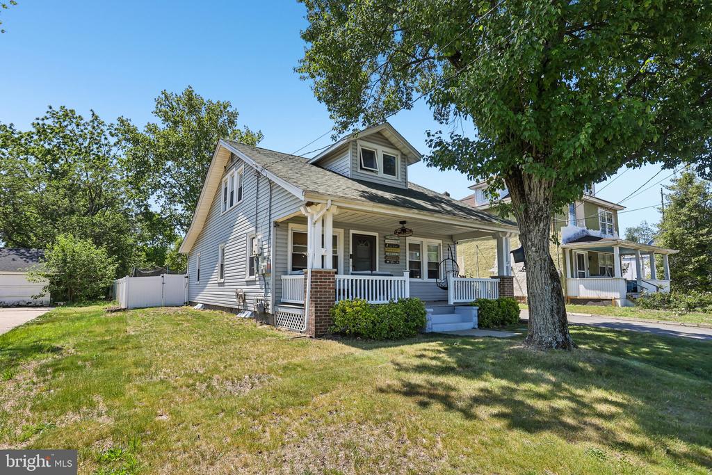 Residential in MOUNT ROYAL 5