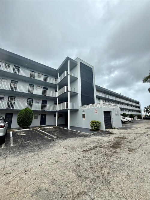 429-445 Ne 195th St, Miami, FL, 33179-3345 | Card Image