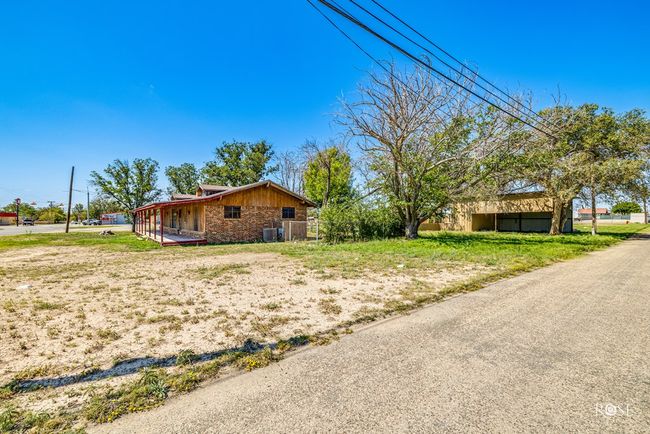 209 N Florida Ave, House other with 3 bedrooms, 3 bathrooms and 2 parking in Big Lake TX | Image 32
