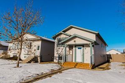 9610 123 Ave, House detached with 3 bedrooms, 2 bathrooms and 2 parking in Grande Prairie AB | Image 1