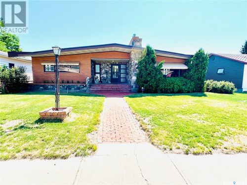 335 4th Ave Ne, Swift Current, SK, S9H2J7 | Card Image
