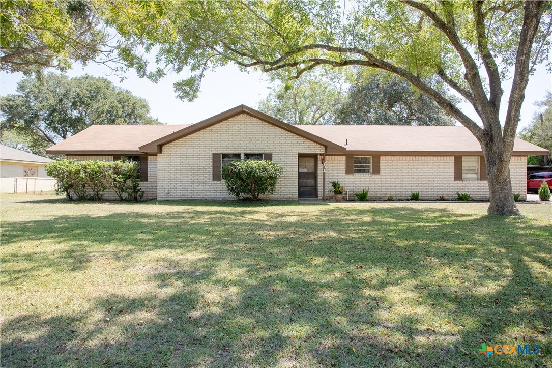 Mead Rd, Victoria, TX 77904