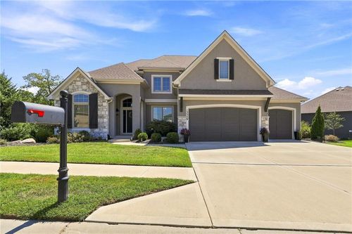 13559 Terrace Park Dr, Parkville, MO, 64152-5506 | Card Image