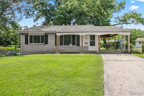 220 Versailles Dr, Florissant, MO, 63031-2144 | Card Image