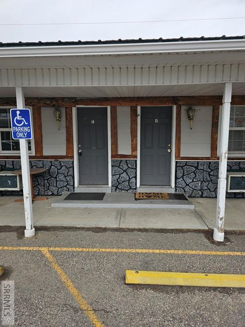 1375 S Broadway St, Blackfoot, ID, 83221-3141 | Card Image