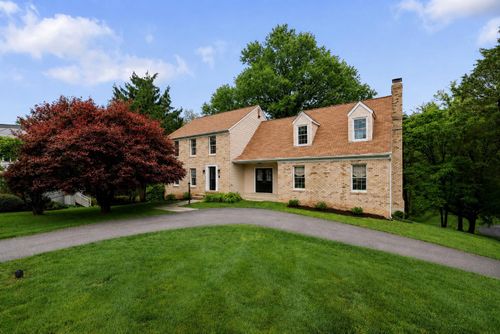 9718 Locust Hill Dr, Great Falls, VA, 22066-2017 | Card Image