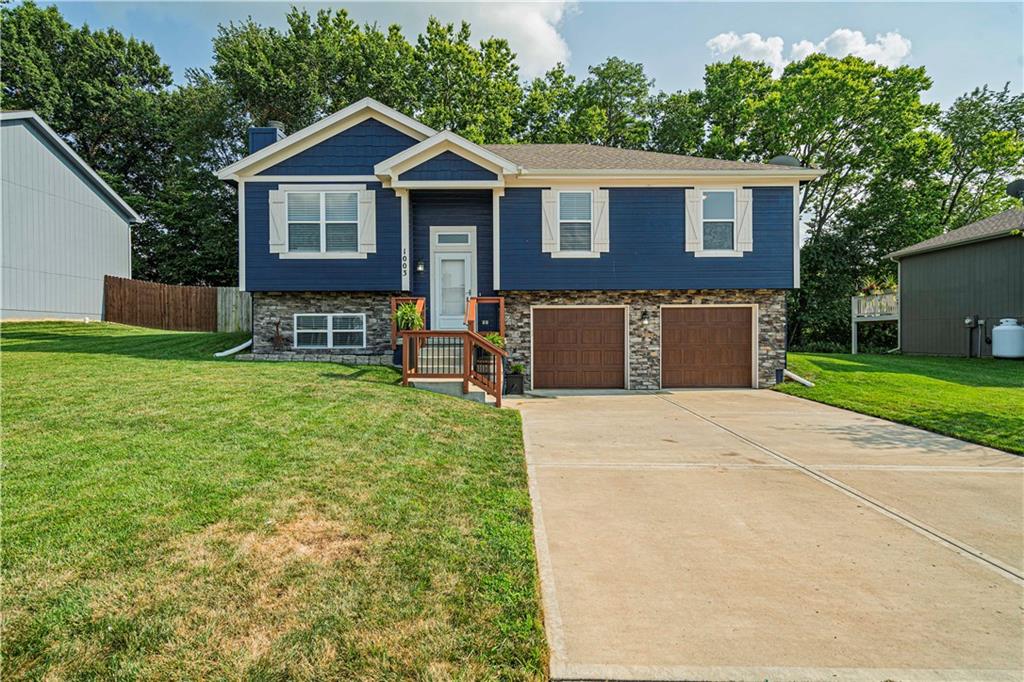 Buttercup St, Smithville, MO 64089