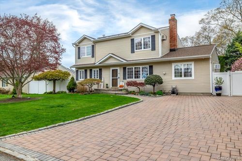 28 Cherokee Ave, West Islip, NY, 11795-4121 | Card Image