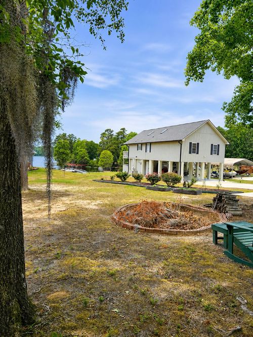 1176 Lesesne Dr, Manning, SC, 29102-5427 | Card Image