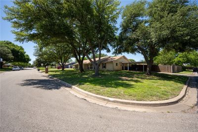 10701 Hiawatha Drive, House other with 3 bedrooms, 2 bathrooms and 2 parking in Waco TX | Image 2