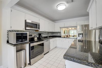 F - 18 Westgate Lane, Condo with 2 bedrooms, 2 bathrooms and null parking in Boynton Beach FL | Image 3