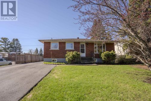 232 Kensington Dr, Thunder Bay, ON, P7C2A8 | Card Image