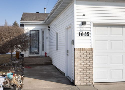 1618 Suntree Dr, West Fargo, ND, 58078-4517 | Card Image