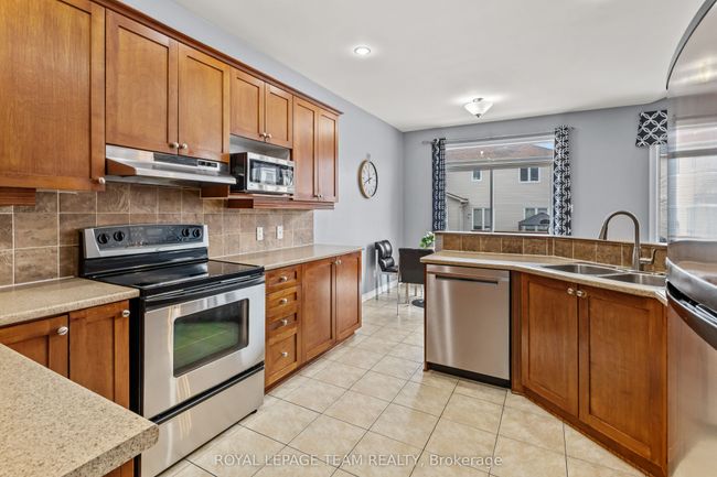 817 Feather Moss Way, House other with 4 bedrooms, 4 bathrooms and 4 parking in Gloucester ON | Image 15