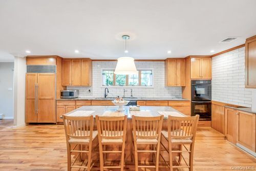 386 Mill Rd, Westhampton, NY, 11977-1208 | Card Image