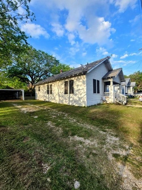215 Bell St, Gainesville, TX, 76240-5301 | Card Image