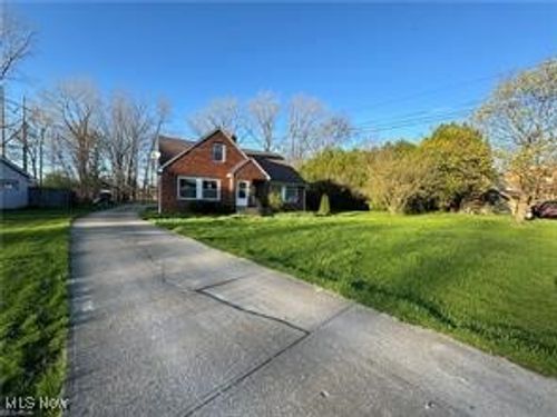 8577 Fair Rd, Strongsville, OH, 44149-1224 | Card Image