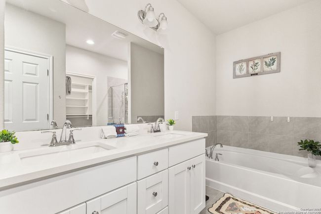 5603 Chestnut Xing, House other with 5 bedrooms, 3 bathrooms and null parking in San Antonio TX | Image 16