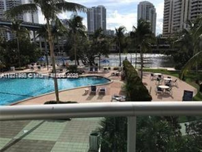 APT-207 - 19390 Collins Ave, Condo with 2 bedrooms, 2 bathrooms and null parking in Sunny Isles Beach FL | Image 5
