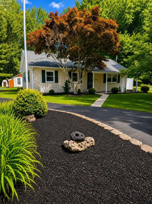 810 Taylor Ave, Huron, OH, 44839-2523 | Card Image