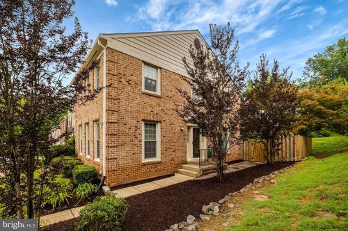 5720 Crownleigh Ct, BURKE, VA, 22015-1884 | Card Image