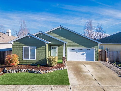 827 Isherwood Dr, Central Point, OR, 97502-3623 | Card Image