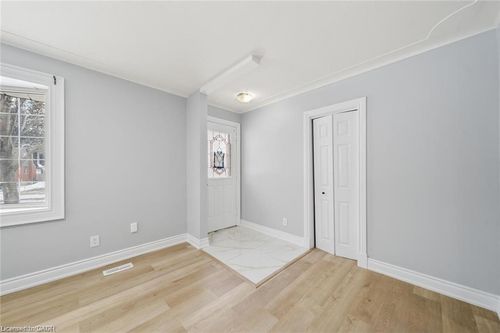 40 Donald St, Kitchener, ON, N2B3G5 | Card Image