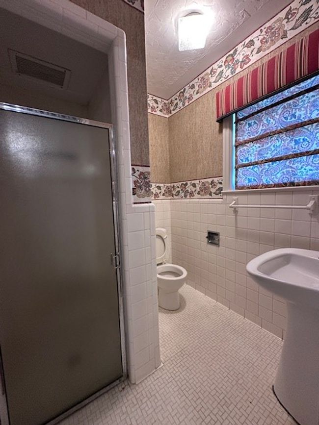 Bath in front Bedroom | Image 9